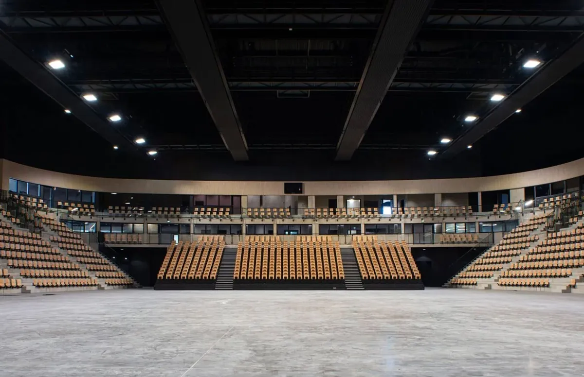 Salle de Palestra à Chaumont, gradins et terrain