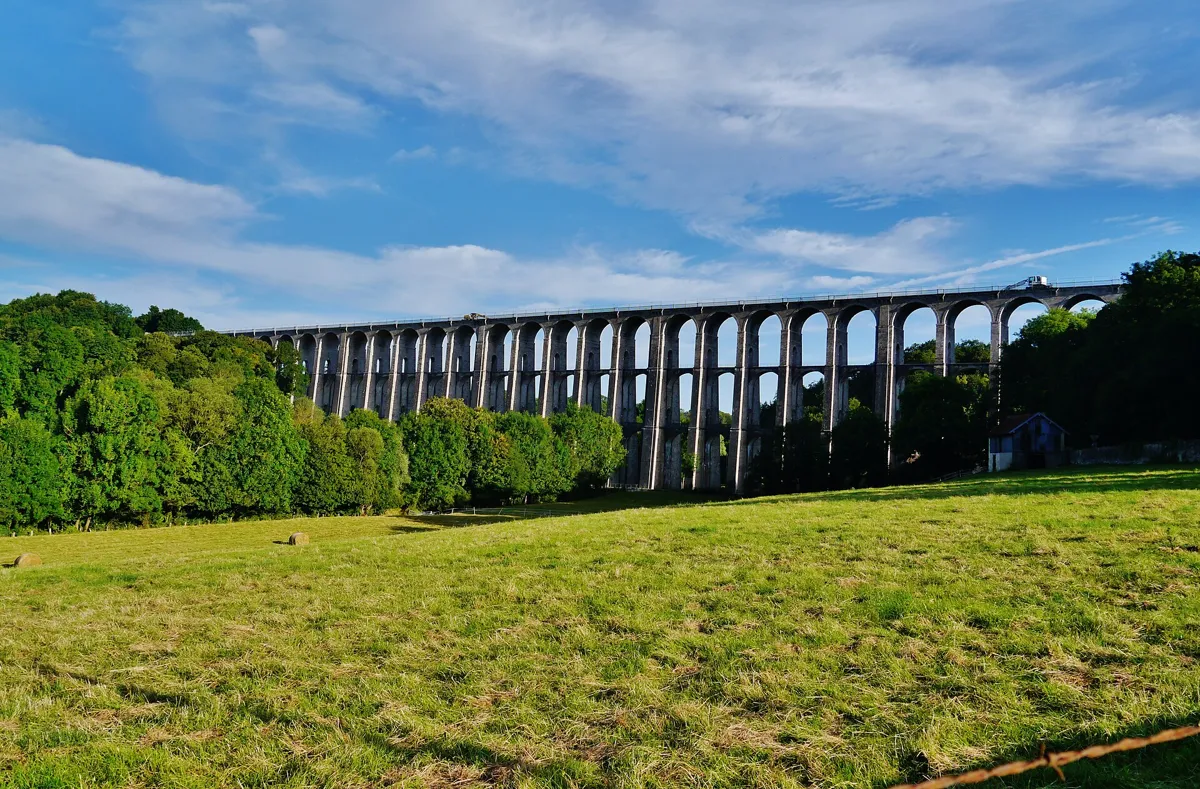 Le viaduc de Chaumont au-dessus de la vallée de la Suize