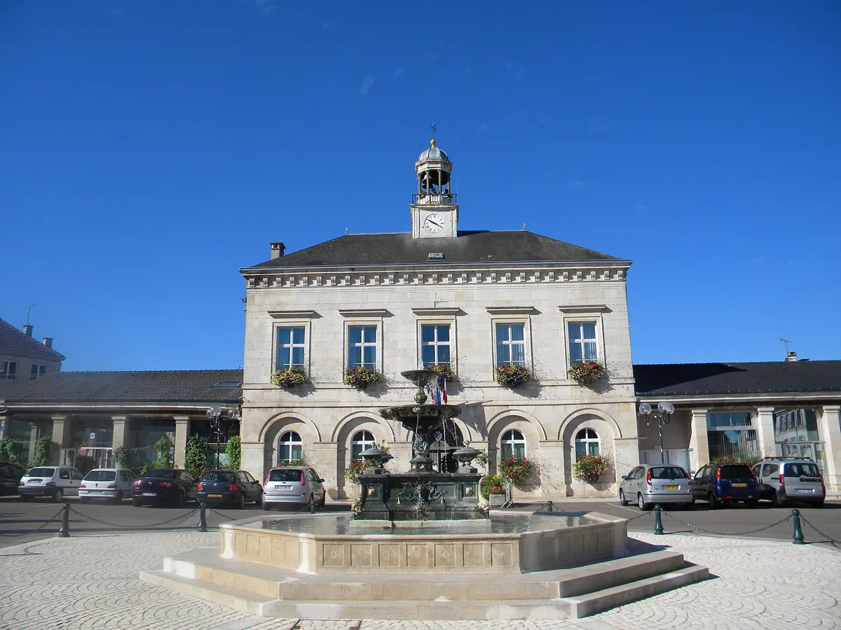 Hôtel de ville de Nogent et sa fontaine