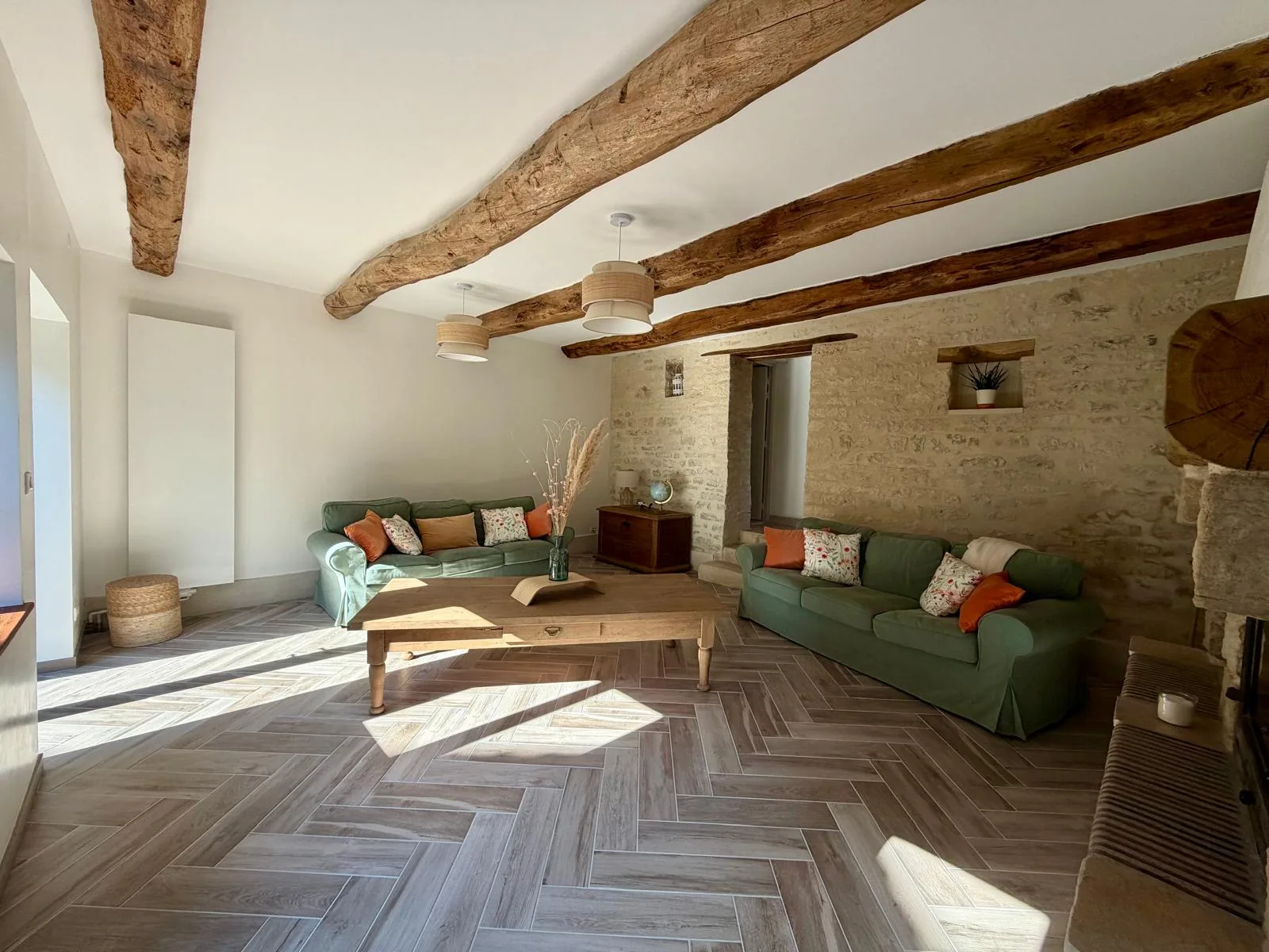 Grand séjour aux poutres apparentes et parquet en chevrons